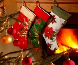 yapboz Dekorasyonu ile Noel çorapları ve baca duvarda asılı